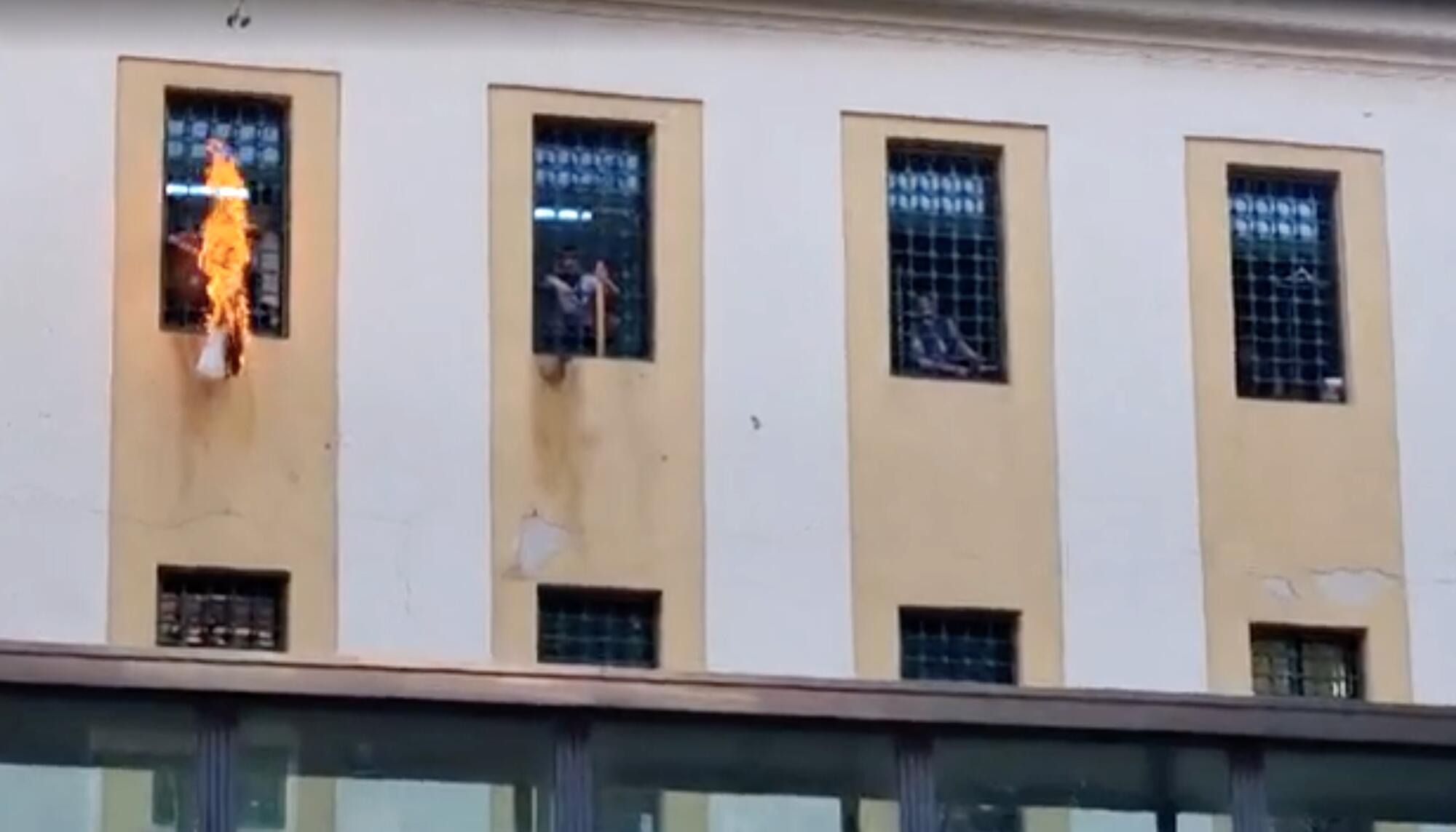 Cárcel de Trieste, situada en medio de la ciudad, durante la revuelta por el hacinamiento el pasado 12 de julio.